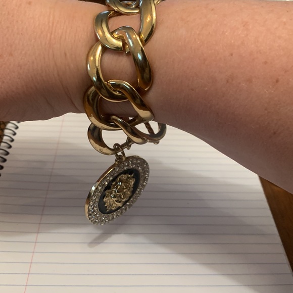 Heavy 70’s style lion large link charm bracelet in gold with clear crystals. - Picture 6 of 6